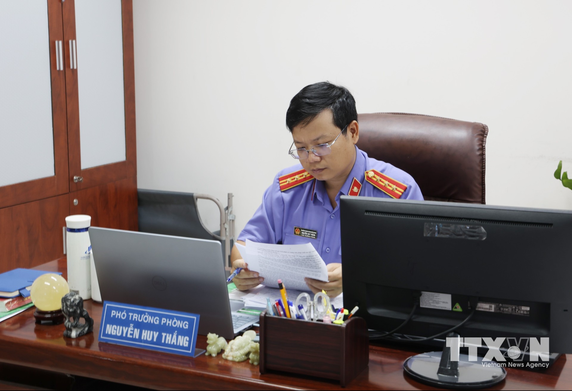 Cán bộ, Kiểm sát viên Phòng 1, Viện Kiểm sát nhân dân Thành phố Hồ Chí Minh nghiên cứu, xử lý hồ sơ. (Ảnh: Hồng Đạt/TTXVN)
